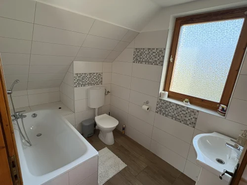Fürdőkáddal ellátott fürdőszoba és WC
