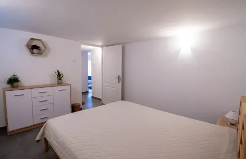 Pincerészben kialakított hálószoba