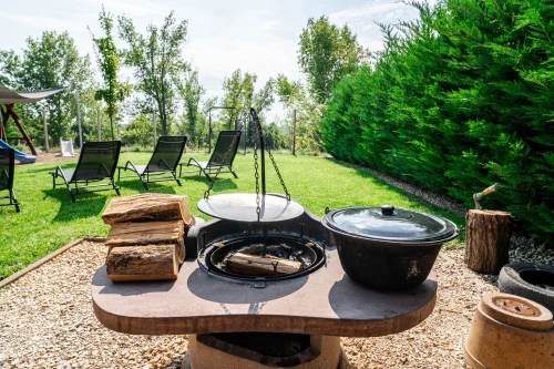 Szalonnasütő bográccsal, grilleszközökkel