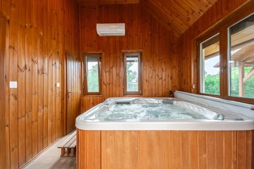 Fedett 6 személyes jacuzzi, saját mosdó helyiséggel