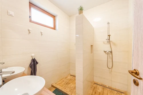 Fürdőszoba dupla tusolóval