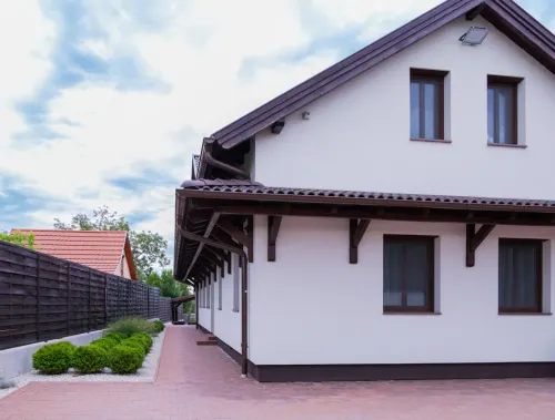 Nyaraló az utcafront felől