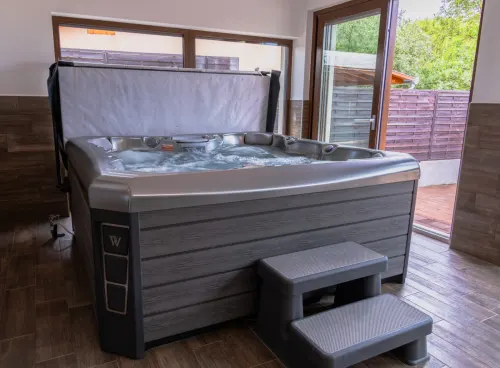 A földszinti, zárt wellness részlegben 7 személyes jacuzzi