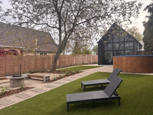 Vízparti nyaraló medencével, szalonnasütögetővel a kertben