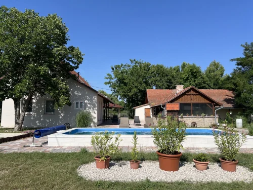 Két lakrészből álló, hangulatos tanya