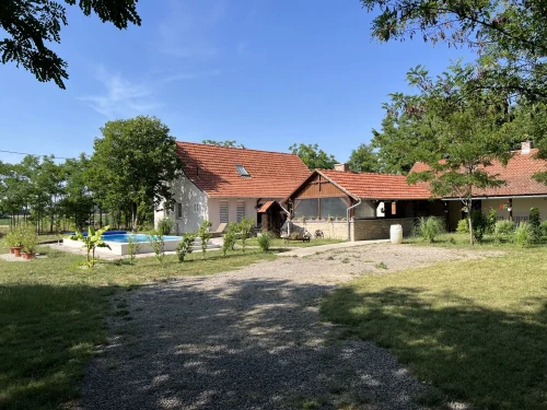 Az egykori parasztporták nyugalmát idéző udvarrész