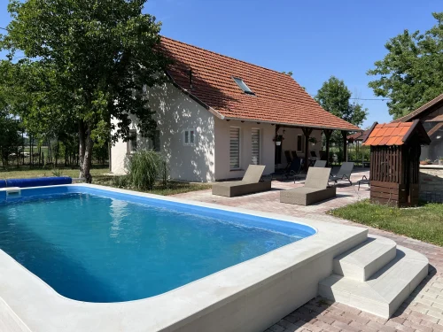 Ponyvával lefedhető medence napozóterasszal