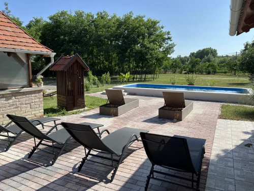 Napozóágyak az épületek között