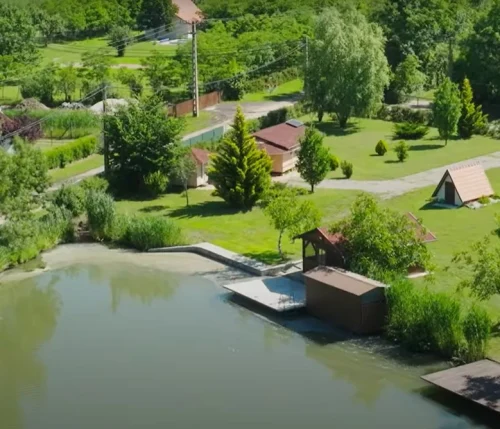 A vízparti telek madártávlatból (az út túloldalán a főépülettel)