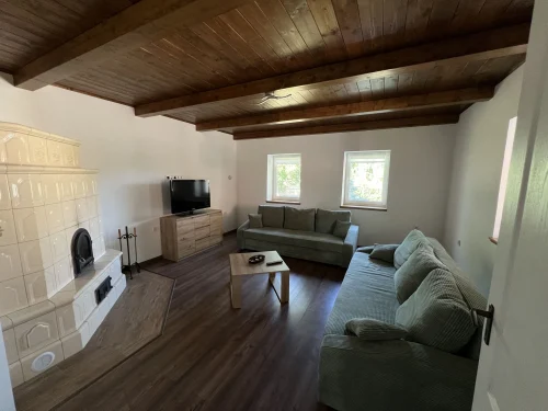 Nagy épület: TV-vel és cserépkályhával felszerelt nappali