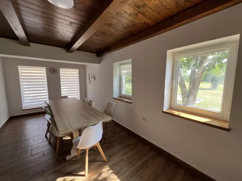 Étkezőasztal a nagy épületben