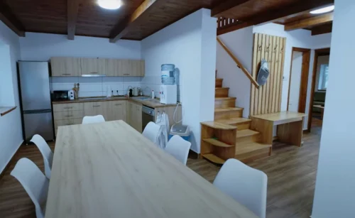 Nagy épület felszerelt konyhája