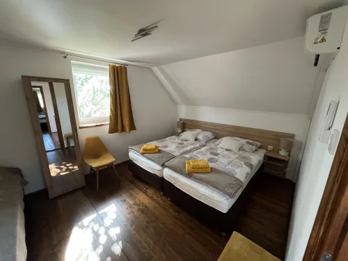 Nagy épület: kétszemélyes hálószoba