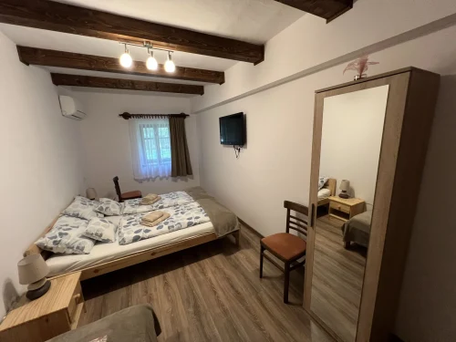 Franciaágyas hálószoba TV-vel a kisebb épületben