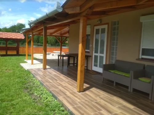 Kilátás a vízpartra - szaletli és szalonnasütögető