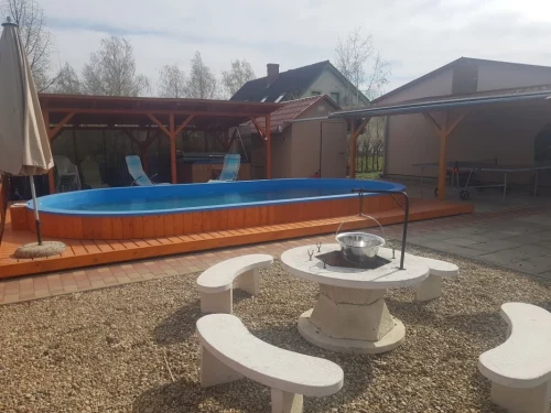 Szalonnasütögető, medence, jacuzzi, ping-pong asztal a kertben