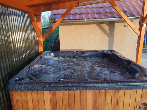 1 fekvő és 4 ülőhelyes kanadai fa borítású jacuzzi a kertben