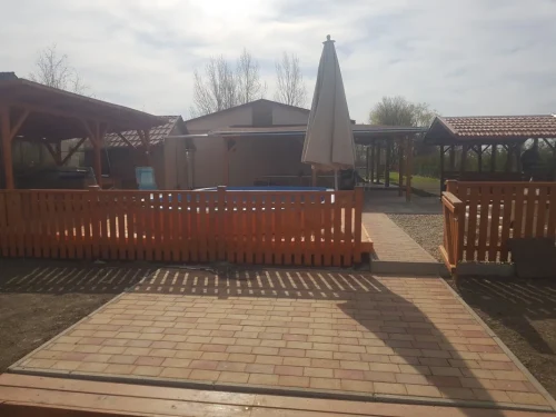 Nyaraló a vízpart felől