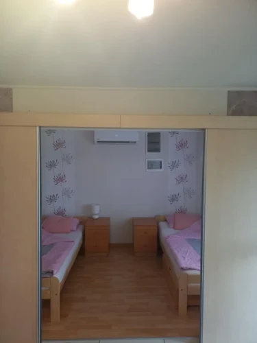 Tolóajtóval elszeparálható hálófülke I. 