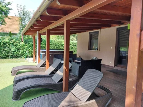 Jacuzzi és kényelmes napágyak a fedett teraszon