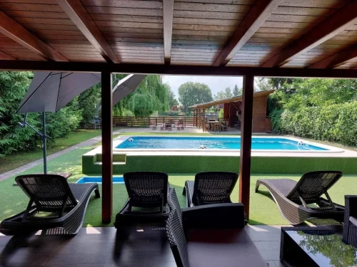 Kilátás a teraszról a festői vízpartra