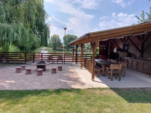 Kerti sütögető és fedett nyári konyha