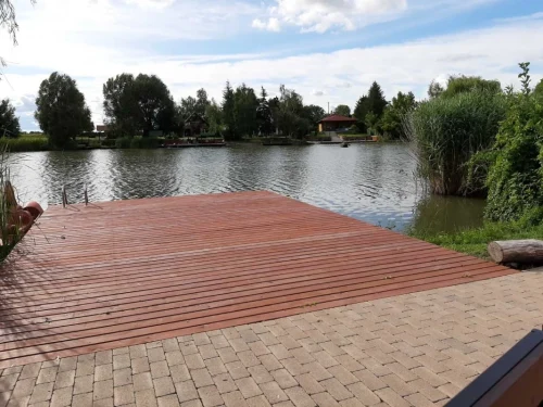 Nagy stég és csónak, vízibicikli