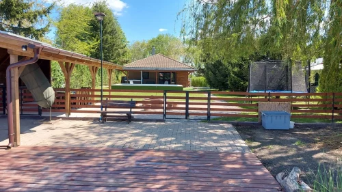 Nyaraló a vízpart felől