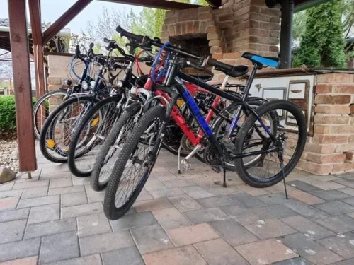 6 db kerékpár és kemence a fedett terasz alatt