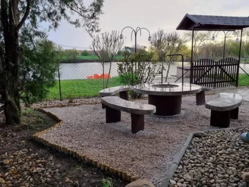 Sütögető az elkerített vízpart mellett