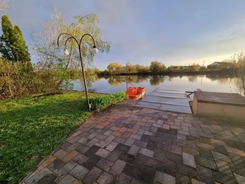 Kiépített vízpart stéggel, csónakkal, vízibiciklivel, SUP-pal