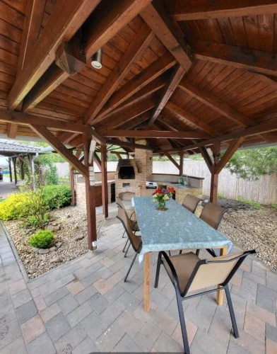 Fedett terasz alatt hangulatos étkező