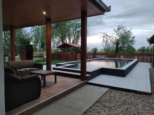 Kilátás a teraszról: medence, elkerített vízpart