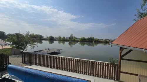 Saját vízpart stéggel, csónakkal, filagóriával