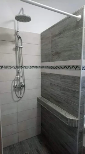 Tusolós fürdőszoba WC-vel