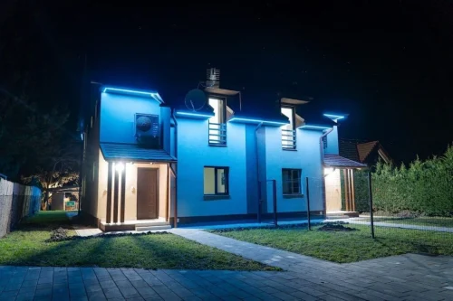 A klimatizált nyaraló éjszakai fényben