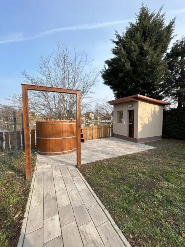 Fatüzelésű dézsa a kertben