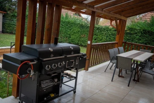 Grillező a teraszon az étkezőasztal közelében