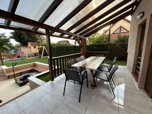 Kerti bútorok a panorámás teraszon