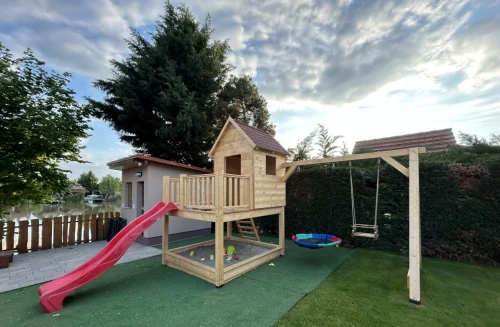 Játszótér és szauna részleg a vízpart mellett