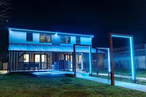 Az ikerház éjszakai fényekben