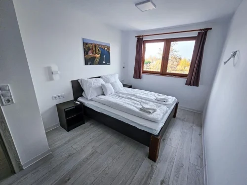 Franciaágyas hálószoba 2.