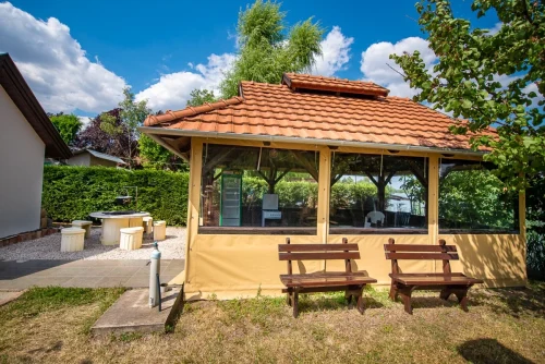 Fedett, körbeponyvázott nyári konyha, mellette bográcsozóhely