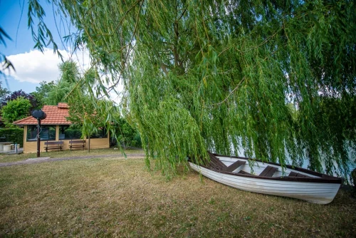 Túrakenu a vízparton