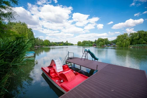 20 m2-es stég csúszdával, vízibiciklivel