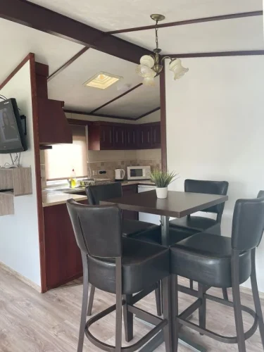 Nappaliban található asztal, háttérben a konyhával