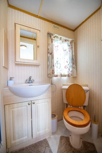 Tusolóval, WC-vel felszerelt fürdőszoba