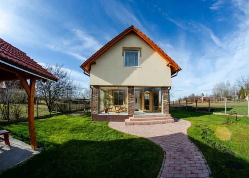 Hangulatos üvegterasszal és wellness szolgáltatásokkal rendelkező, vízparti nyaraló