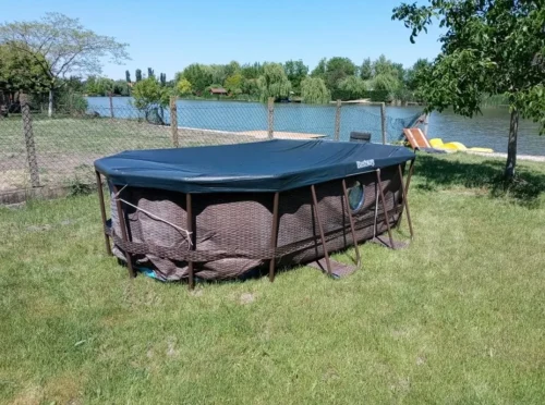 A merevfalú medence a nyári hónapokban használható