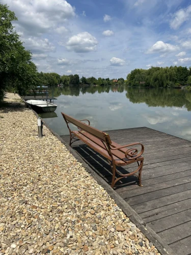 Széles vízpart, nagy stéggel